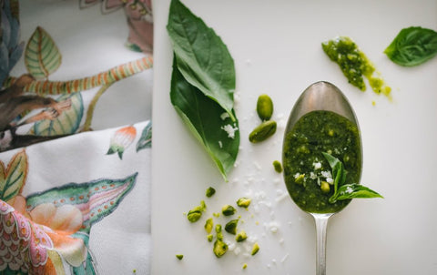 Le secret d’un pesto réussi : astuces pour préparer la sauce italienne parfaite